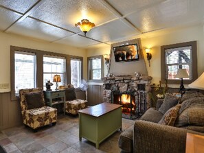 Luxury Cabin, Private Bathroom, Mountain View (024 1B 2Q Outdoor Spa) | Free WiFi, bed sheets - Bear Creek Resort (Big Bear Lake)