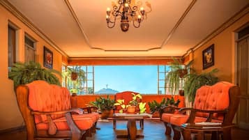 Lobby lounge