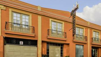 Vista frontal de la propiedad