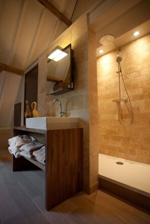 Bañera, artículos de higiene personal gratuitos y secador de pelo