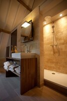 Bañera, artículos de tocador gratuitos, secador de pelo, batas