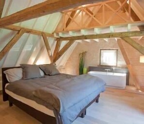 Habitación doble de uso individual | Minibar, caja fuerte, escritorio y sistema de insonorización