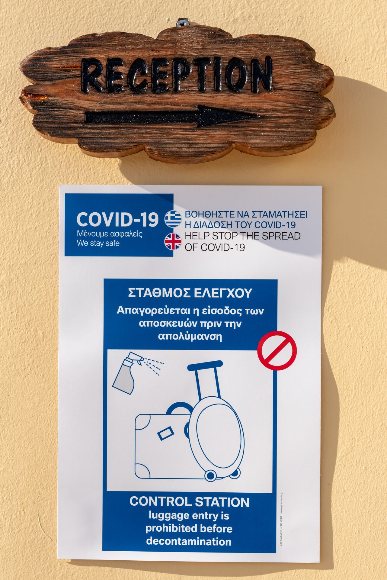 Un letrero de recepción y un aviso sobre seguridad por COVID-19.