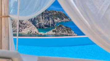 Piscina stagionale all'aperto, ombrelloni da piscina, lettini