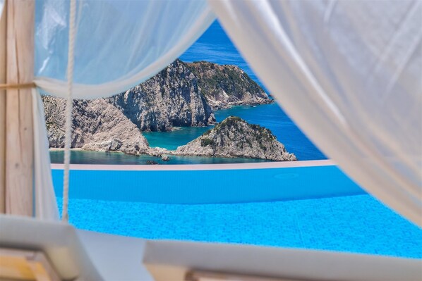 حمّام سباحة خارجي موسمي، مظلات على حمّام السباحة، مقاعد للتشمس