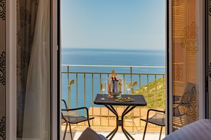 أغطية فراش متميزة وأسرّة بطبقة علوية مريحة وخزنة داخل الغرفة