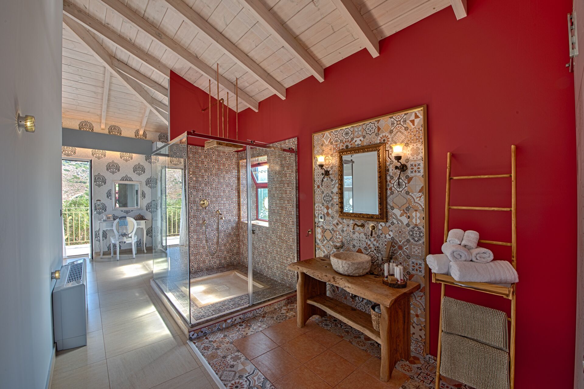 Une salle de bain avec une douche, un meuble-lavabo avec un miroir et un porte-serviettes.