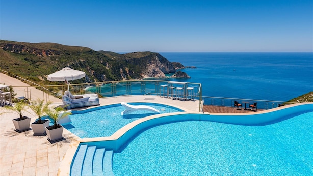 Ein Infinity-Pool mit Blick auf das Meer und die Berge.