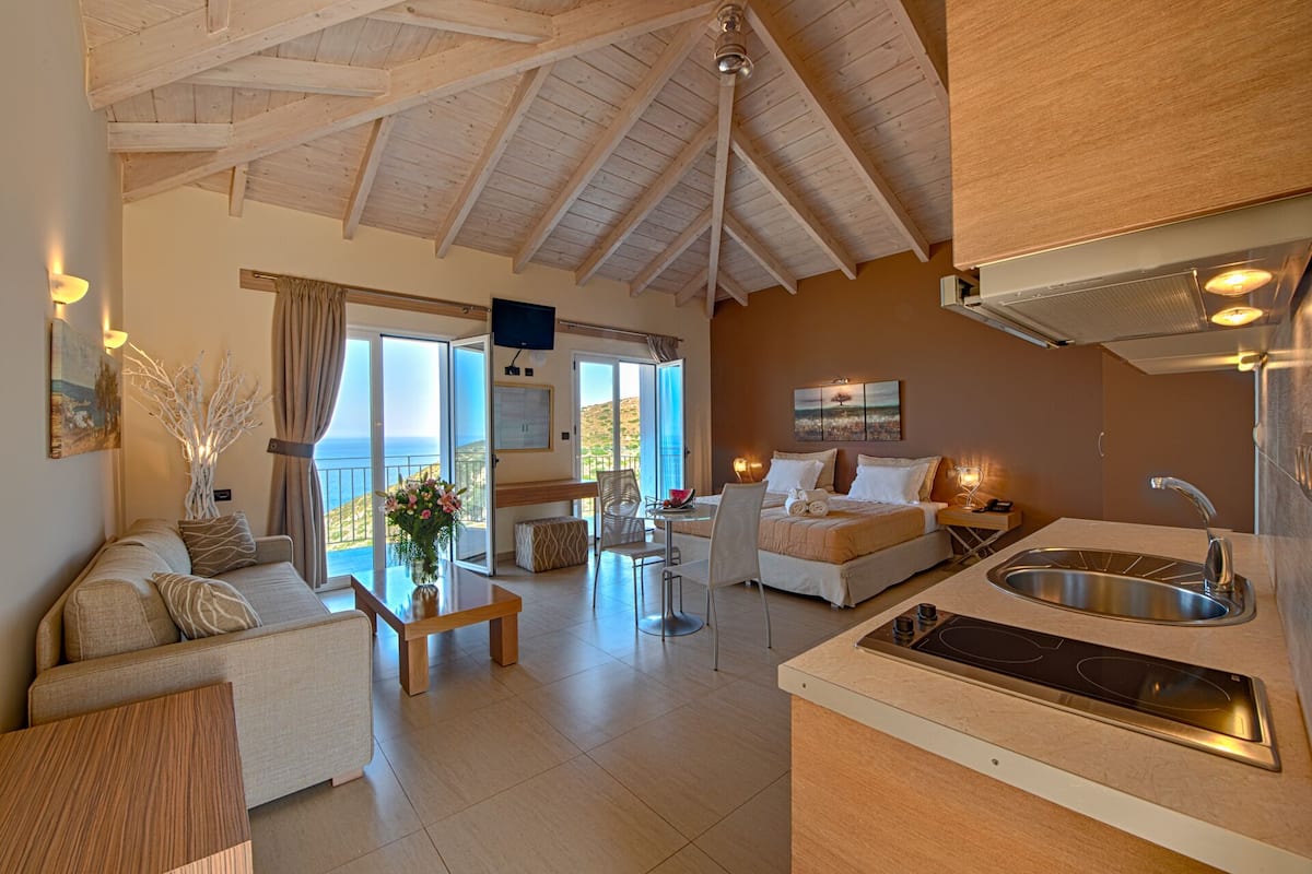 Executive Suite, Sea View | Peralatan tempat tidur premium, tilam berlapik, peti besi dalam bilik