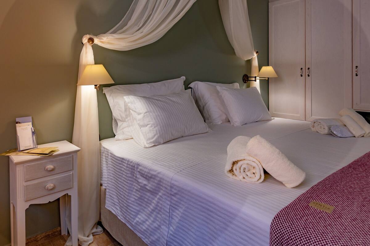Honeymoon suite, 1 kingsize bed | Luxe beddengoed, pillowtop-bedden, een kluis op de kamer, een bureau