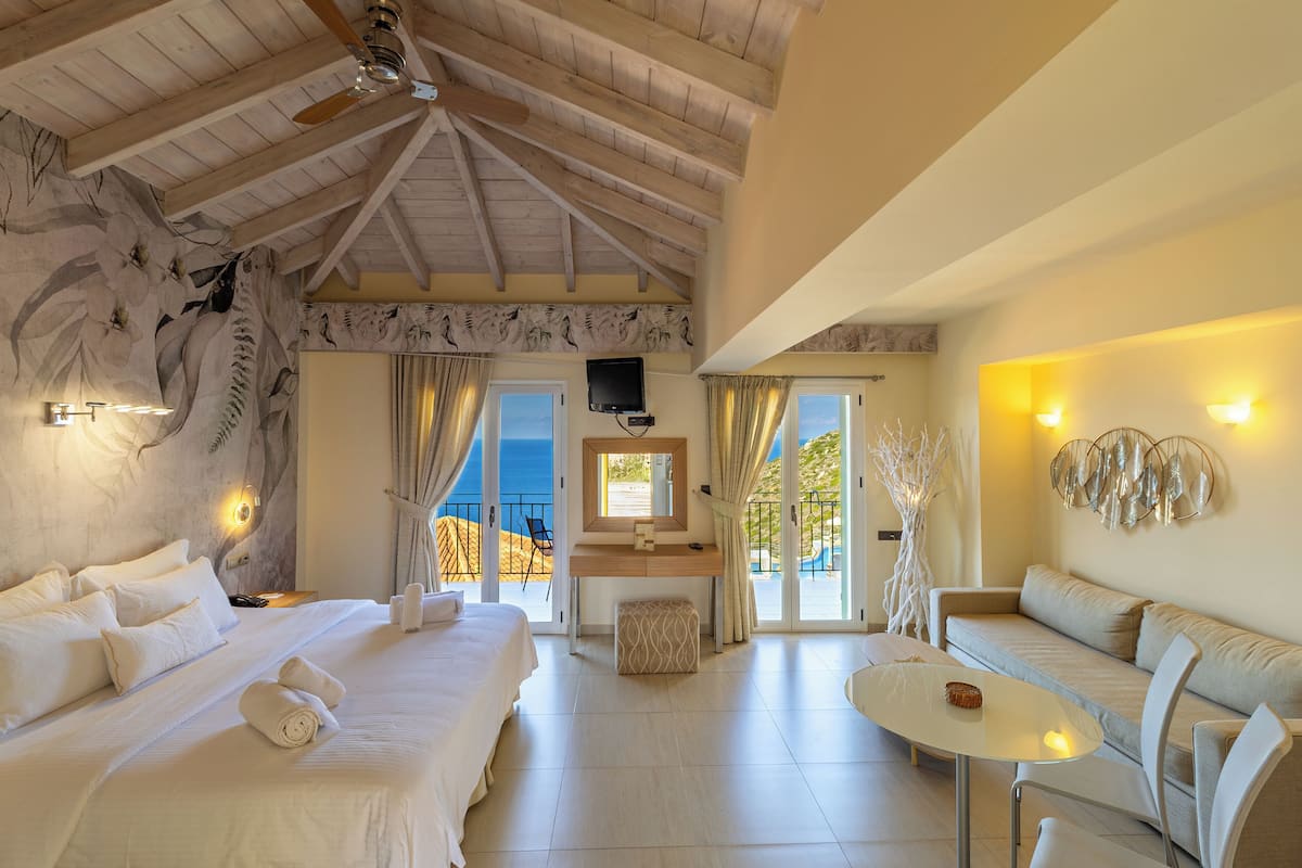 Executive suite, uitzicht op zee | Luxe beddengoed, pillowtop-bedden, een kluis op de kamer, een bureau