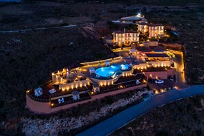 واجهة المنشأة - في المساء/الليل