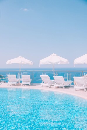 حمّام سباحة خارجي موسمي، مظلات على حمّام السباحة، مقاعد للتشمس