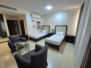 Deluxe Twin Room | Minibar, in-room safe, desk, soundproofing