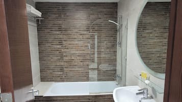 Habitación Royal | Baño | Amenidades de baño gratuitas, secadora de cabello, pantuflas, bidet