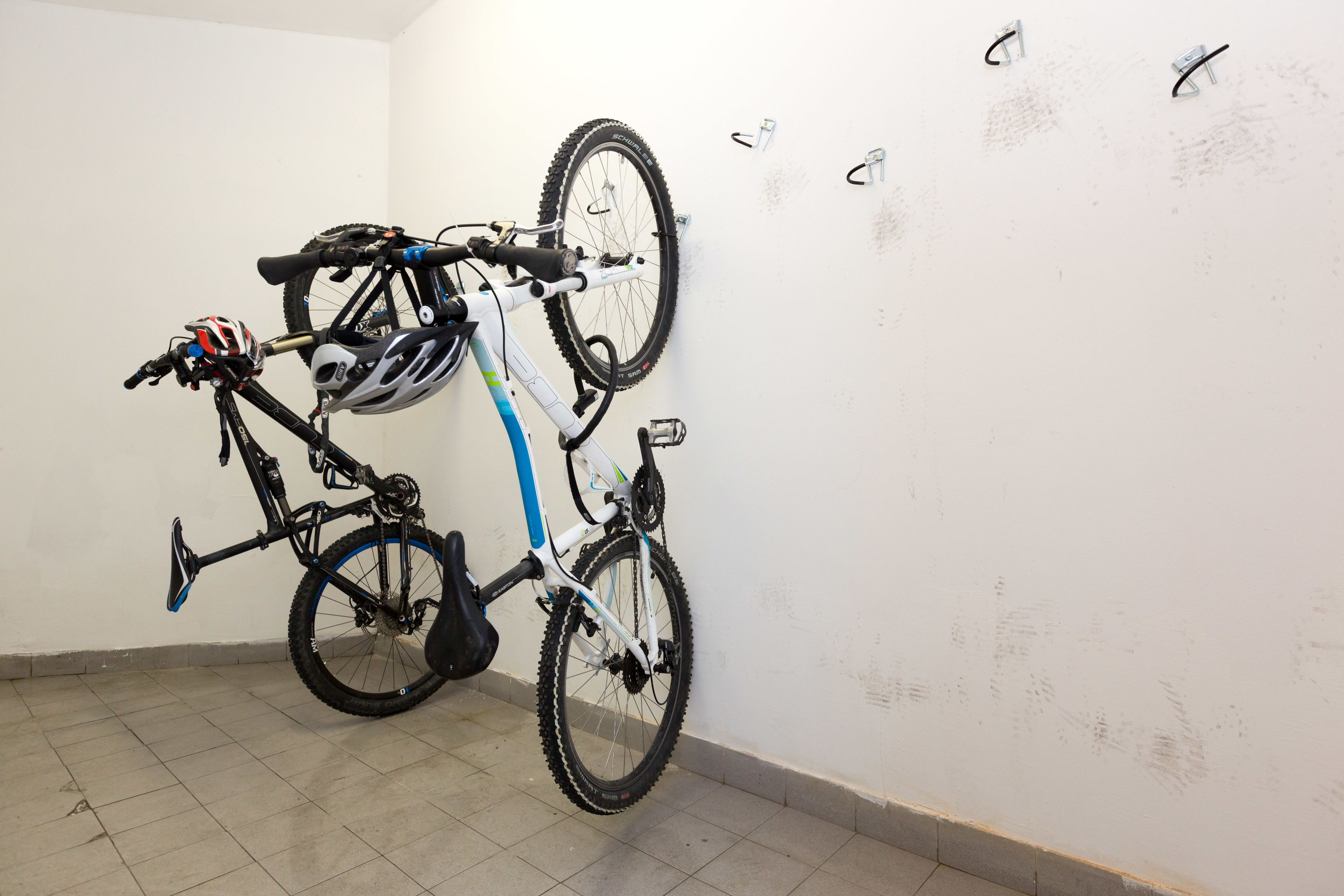 Una habitación con pared blanca y suelo de baldosas.