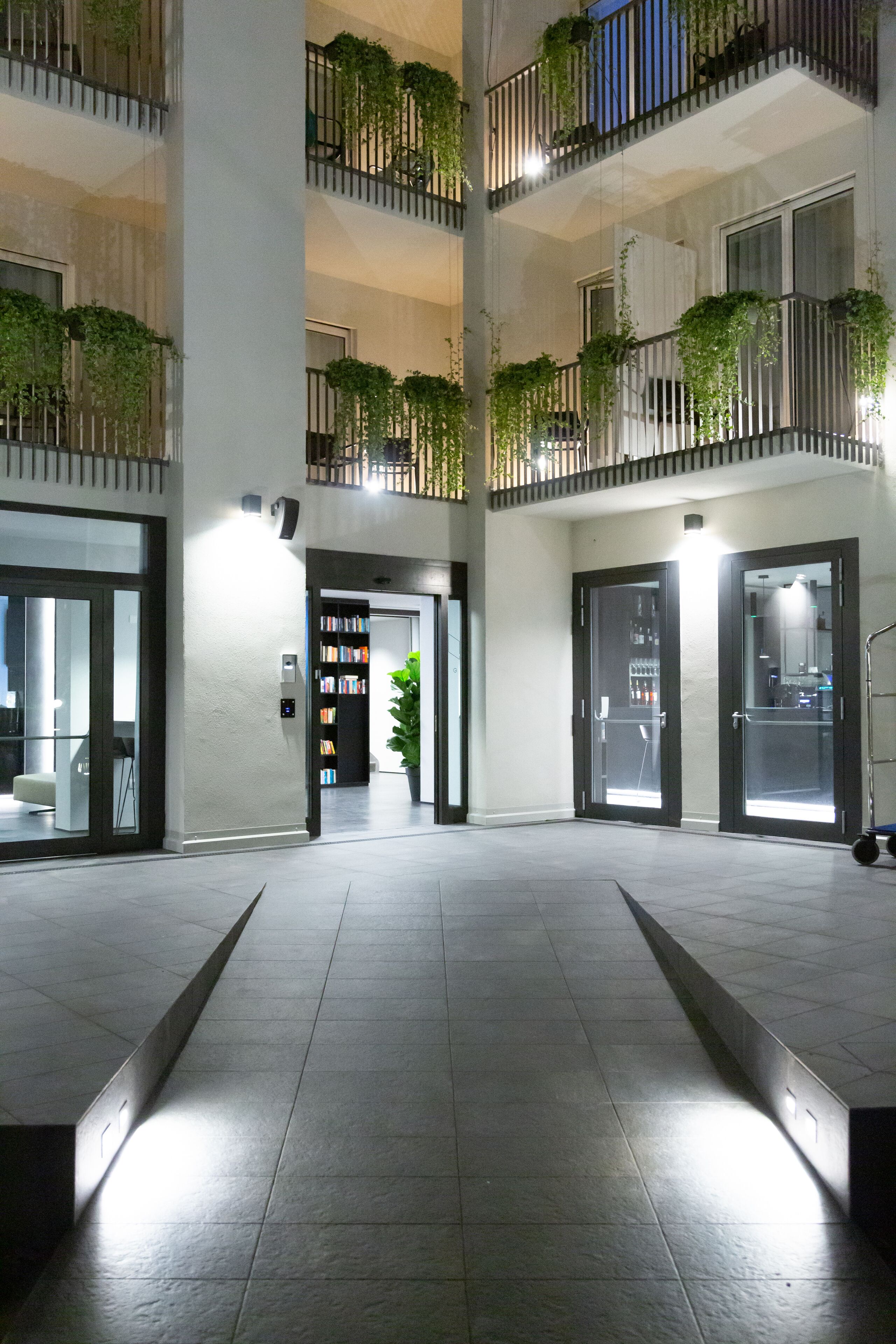 Bagian depan properti - sore/malam