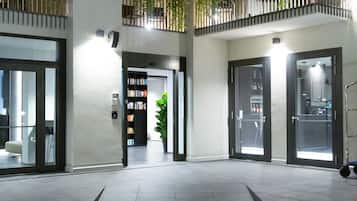 Bagian depan properti - sore/malam