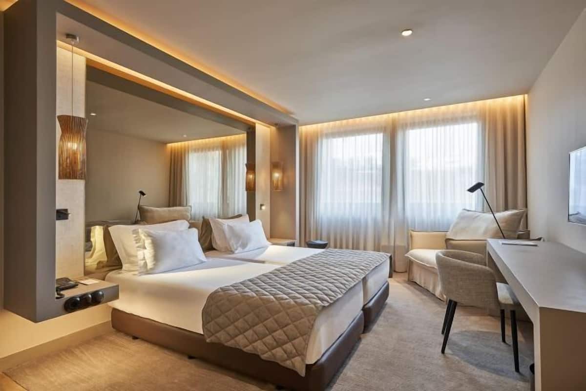 1 bedroom, in-room safe, blackout curtains, soundproofing
