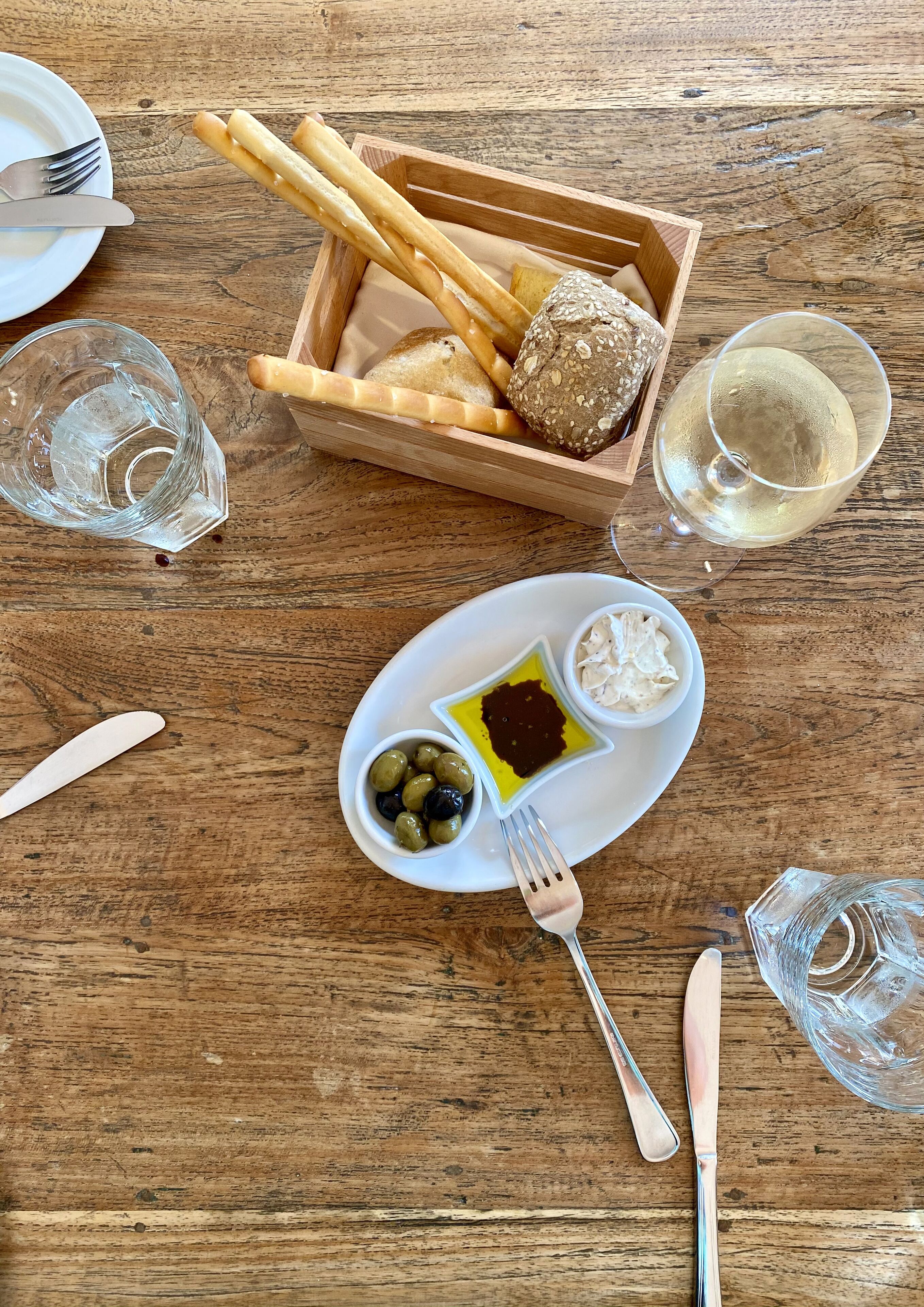 breakfast and dinner served, italian cuisine