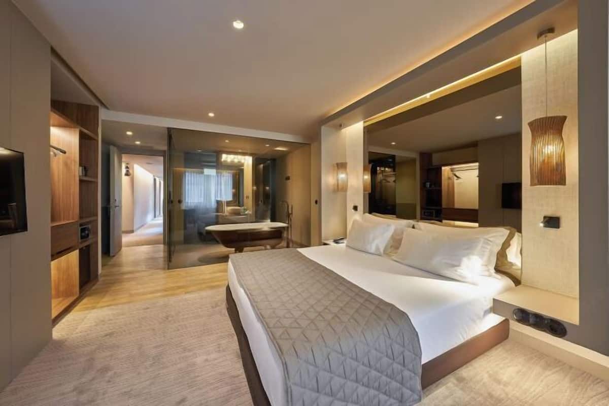 1 bedroom, in-room safe, blackout curtains, soundproofing