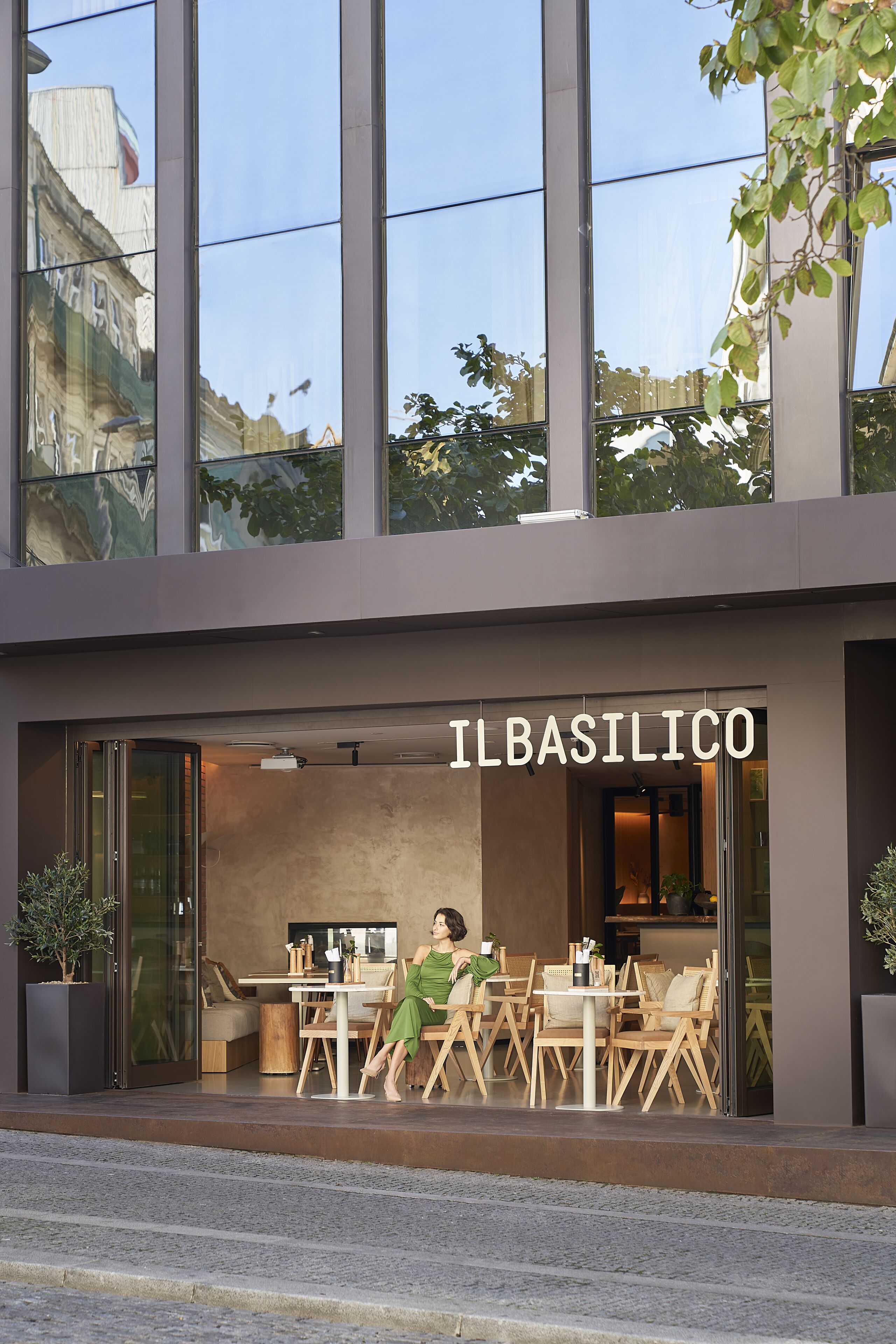 breakfast and dinner served, italian cuisine