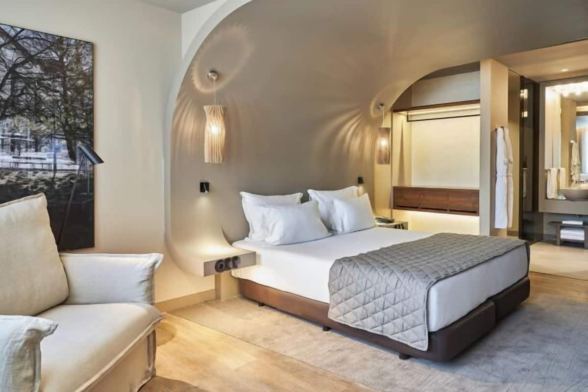 1 bedroom, in-room safe, blackout curtains, soundproofing