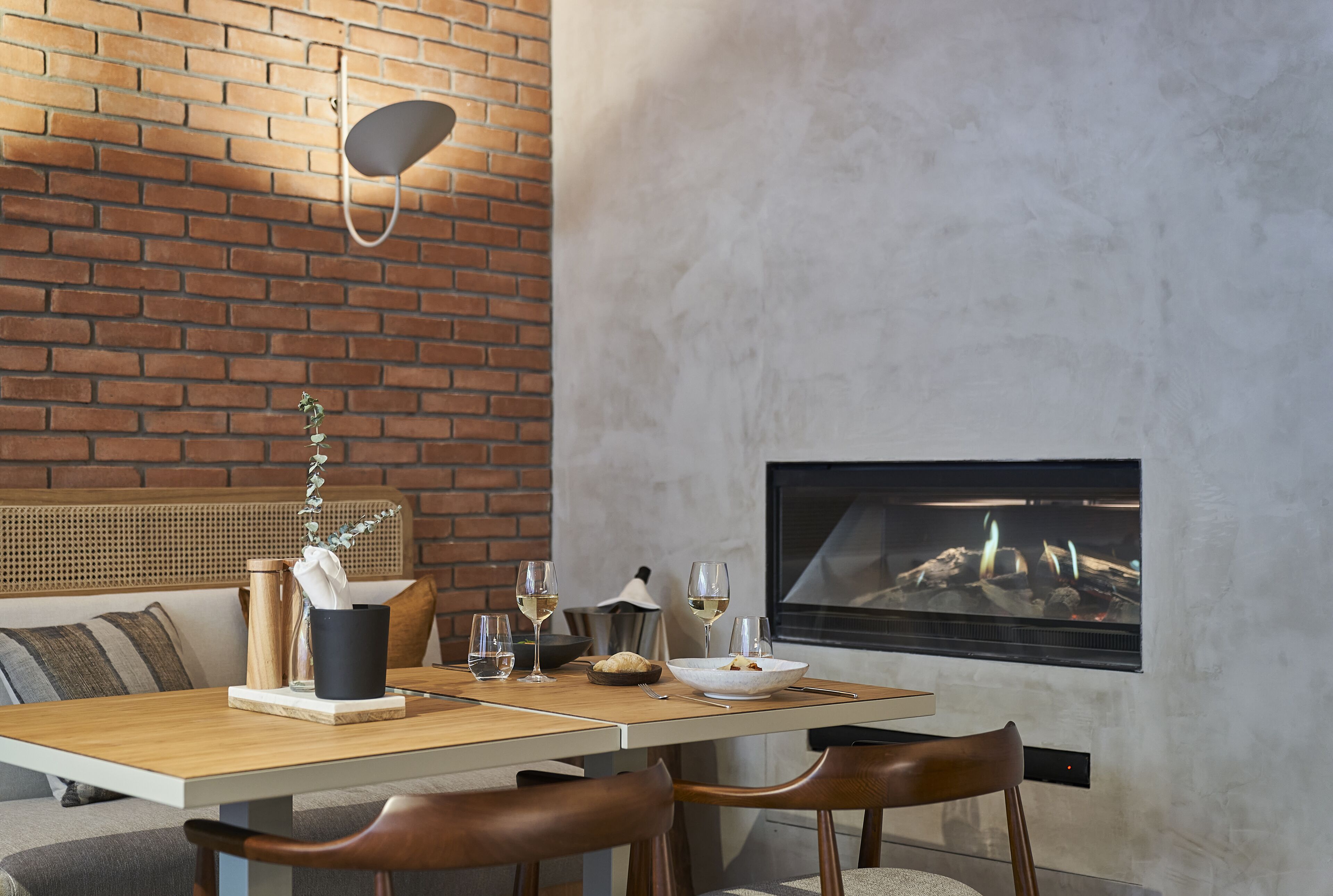 breakfast and dinner served, italian cuisine