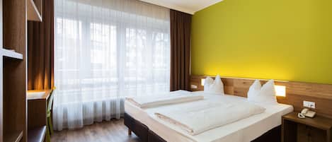 Basic dubbelrum | Select Comfort-madrasser, värdeförvaringsskåp på rummet och skrivbord