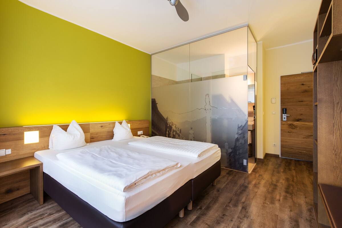 Habitación básica doble | Camas Select Comfort, caja de seguridad en la habitación y escritorio