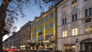 A multi-story hotel with a sign for 'BASIC HOTEL' and 'Stefans'. - Basic Hotel Innsbruck (Innsbruck)