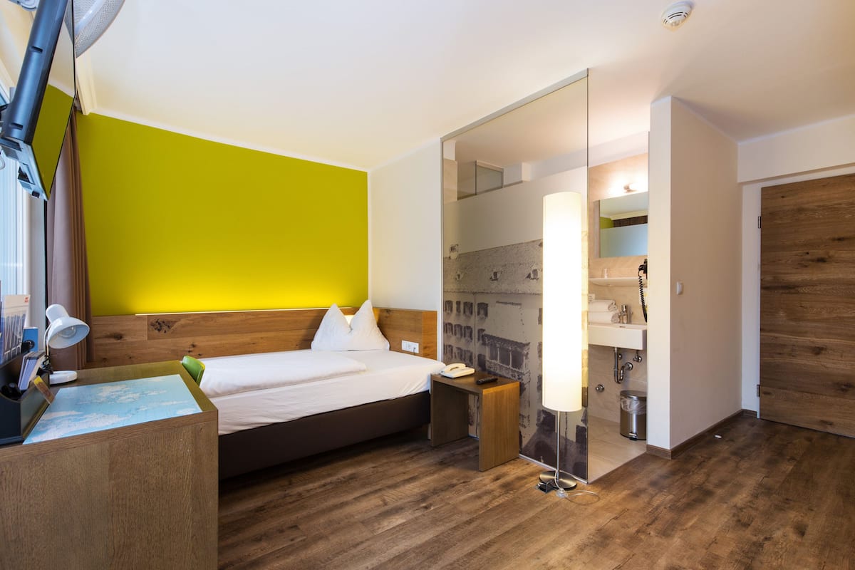 Habitación individual | Camas Select Comfort, caja de seguridad en la habitación y escritorio