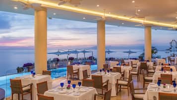 2 restoran, öğle yemeği, akşam yemeği sunulur, Meksika mutfağı