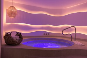 Couples treatment rooms, sauna, hot tub, steam room, body treatments