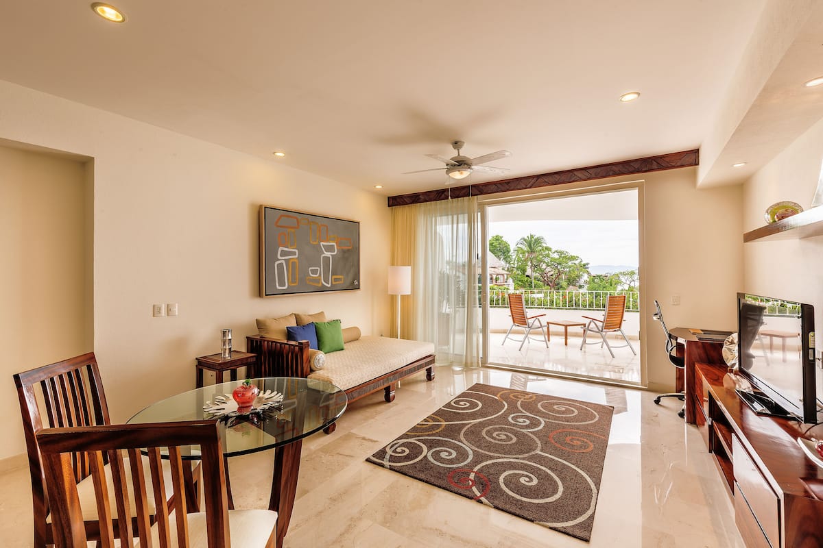 Junior Suite Ocean View | Sala de estar | Televisión LCD de 42 pulgadas con canales vía satélite y televisión