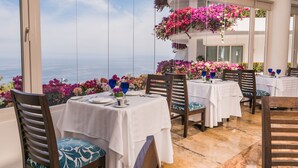 Un restaurante con mesas dispuestas para comer, con vistas panorámicas.