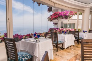 2 restaurantes; se sirven almuerzos, cenas y cocina mexicana 