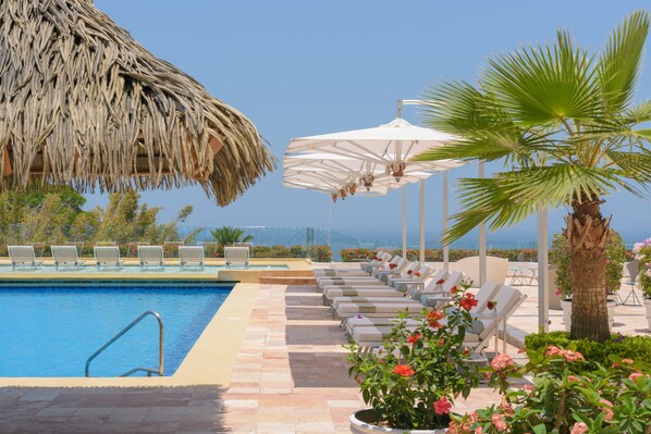 4 outdoor pools, pool umbrellas, sun loungers