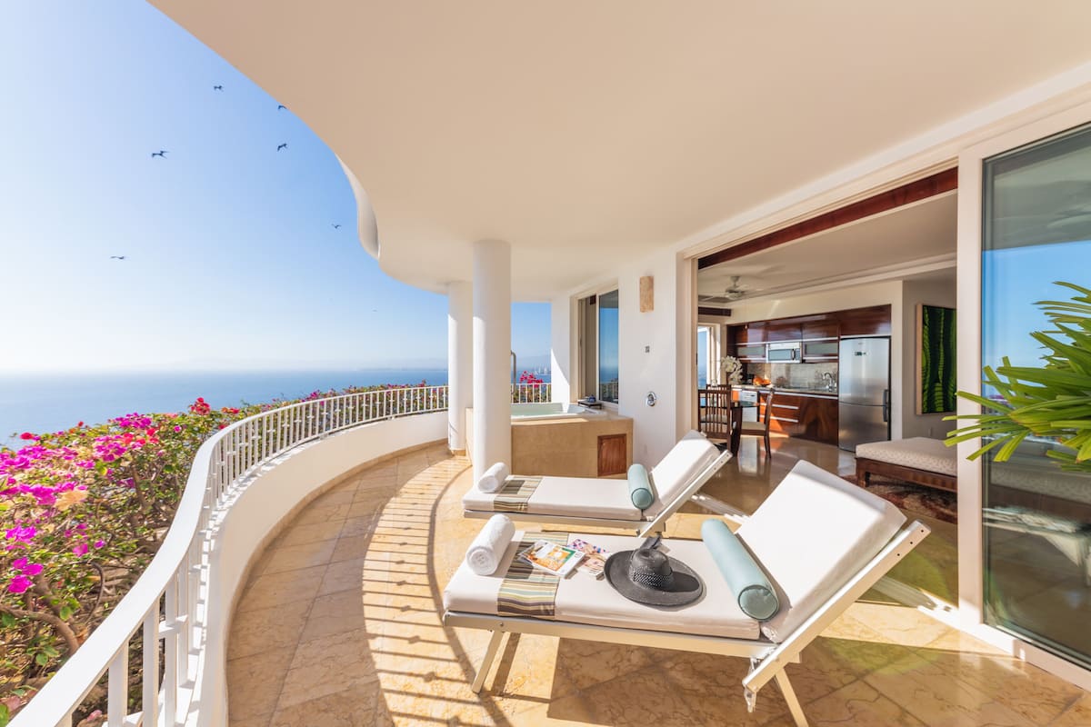 Master Suite Ocean View with Jacuzzi | Balcón