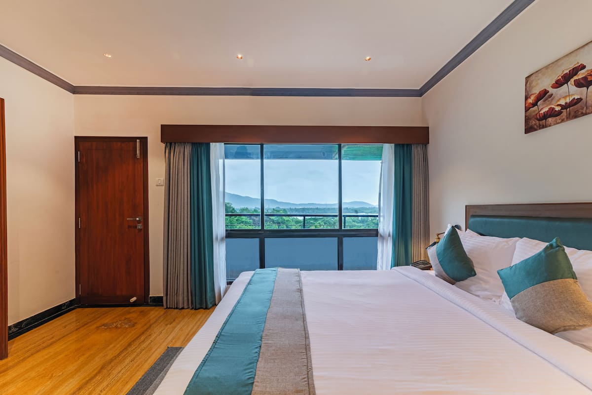 Premier Oda, Balkon, Deniz Manzaralı (Premier Room Sea View With Balcony) | Odada kasa, masa, güneşlik/perde, ütü/ütü masası