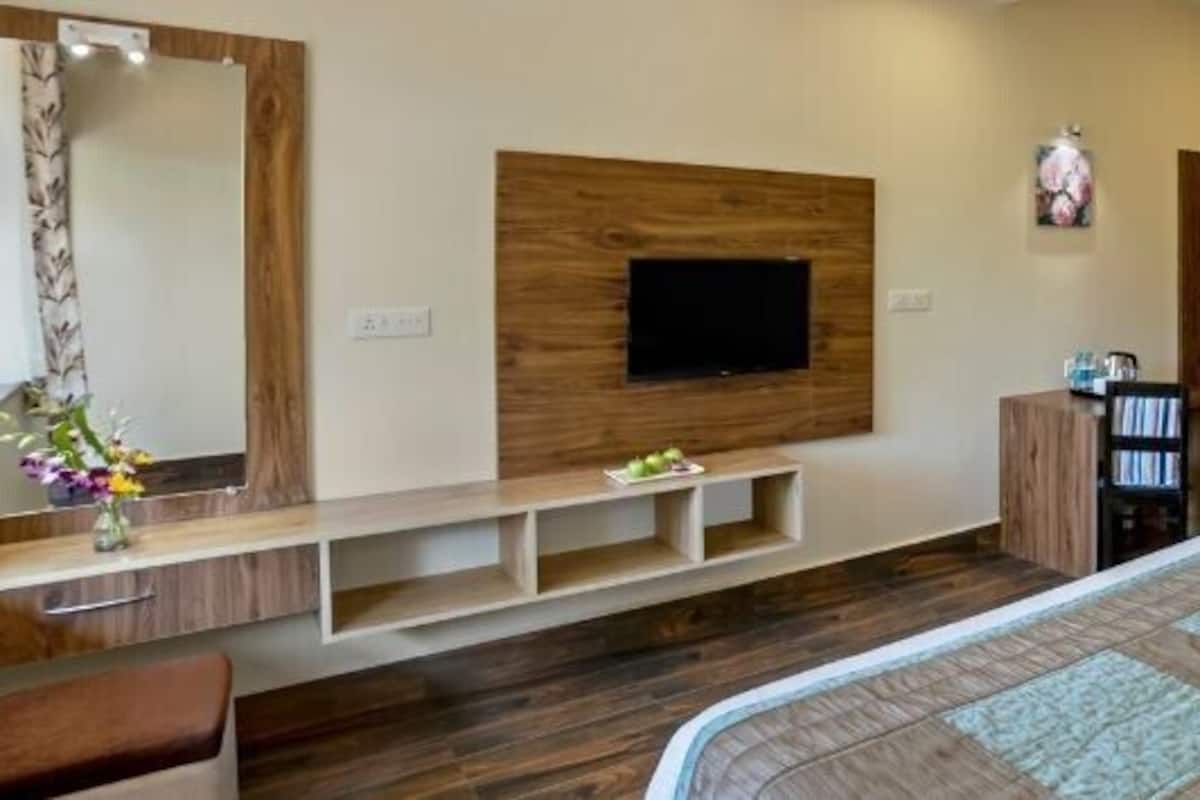 Odada kasa, masa, güneşlik/perde, ütü/ütü masası