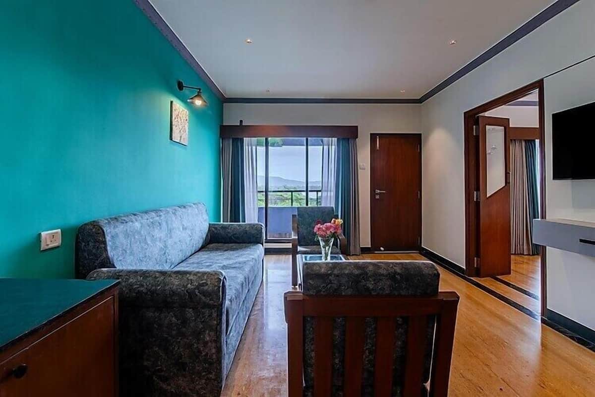 Superior Süit, 1 Yatak Odası, Balkon, Deniz Manzaralı (Privilege Suite Sea View with Balcony) | Odada kasa, masa, güneşlik/perde, ütü/ütü masası