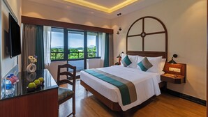 Phòng Premier, ban công, quang cảnh biển (Premier Room Sea View With Balcony) | Két bảo mật tại phòng, bàn, màn/rèm cản sáng, bàn ủi/dụng cụ ủi quần áo