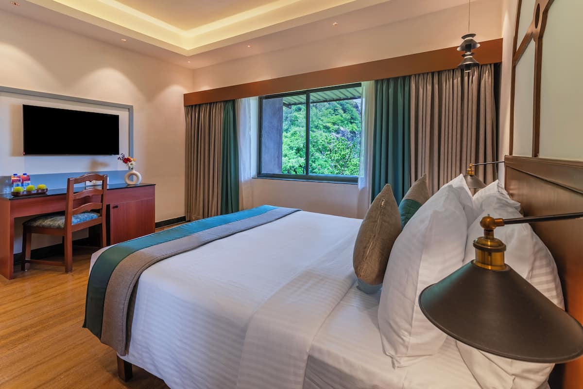 Odada kasa, masa, güneşlik/perde, ütü/ütü masası