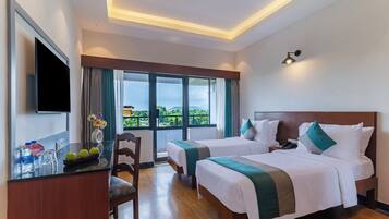 Camera Classic | Una cassaforte in camera, una scrivania, tende oscuranti