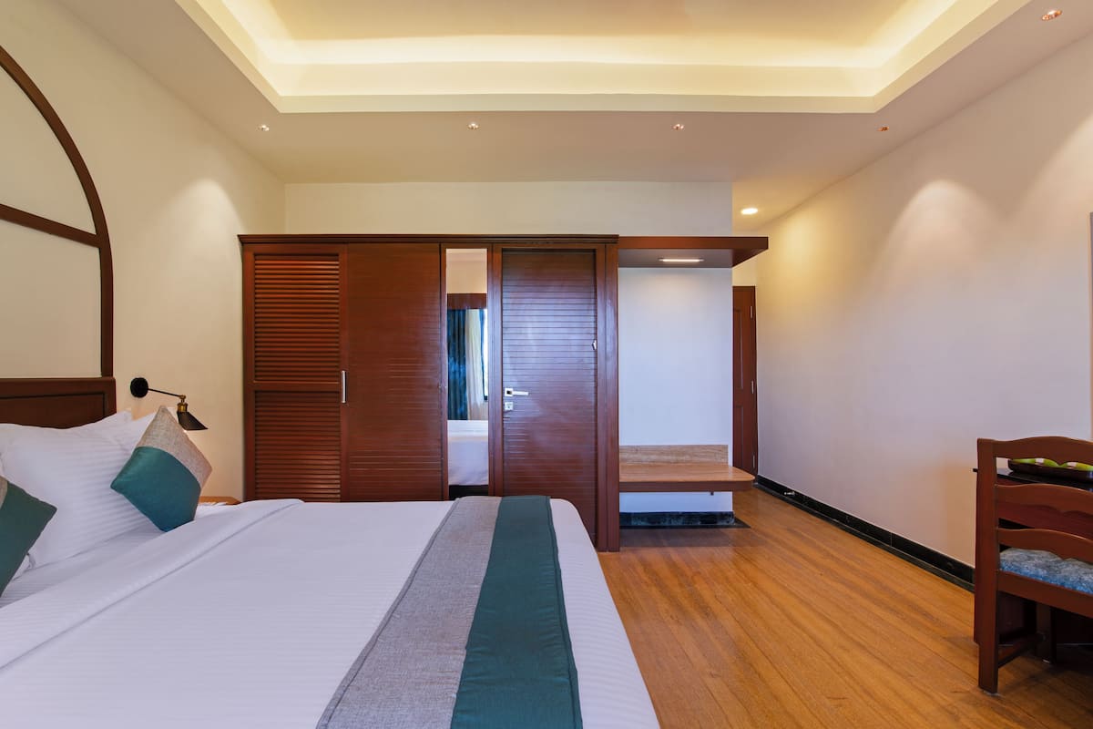 Odada kasa, masa, güneşlik/perde, ütü/ütü masası