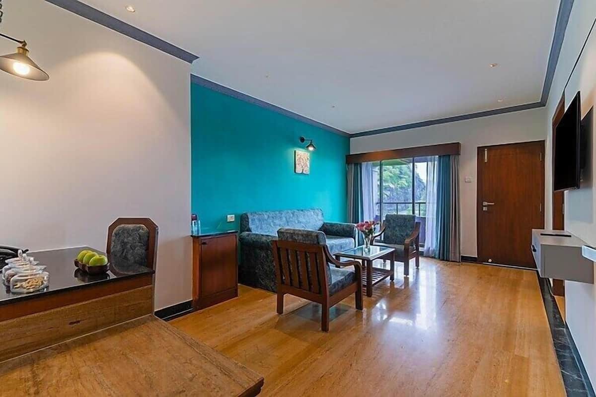 Superior Süit, 1 Yatak Odası, Balkon, Deniz Manzaralı (Privilege Suite Sea View with Balcony) | Odada kasa, masa, güneşlik/perde, ütü/ütü masası