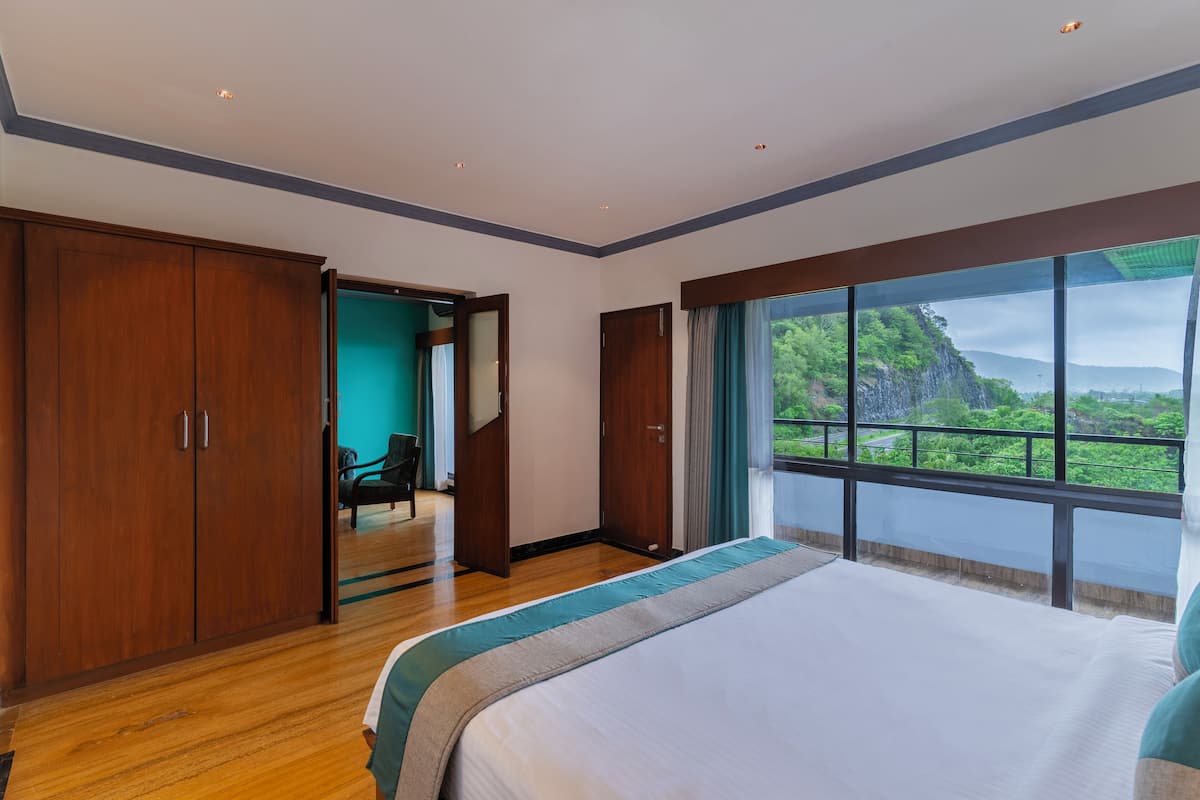 Suite superior, 1 habitación, balcón, vistas al mar (Privilege Suite Sea View with Balcony) | Caja fuerte, escritorio, cortinas opacas y tabla de planchar con plancha