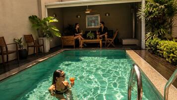 2 piscinas al aire libre, sillones reclinables de piscina
