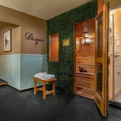 Behandelingskamers voor koppels, een sauna, een bubbelbad